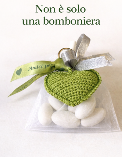 Sacchetto 6 confetti con fiocco e cuore all'uncinetto.